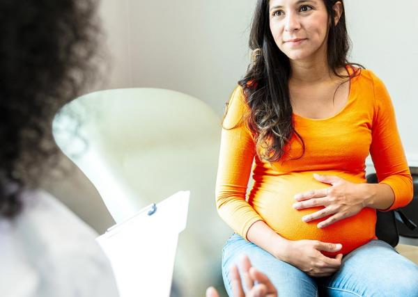 A pregnant woman discusses the safety of her medication with her doctor.